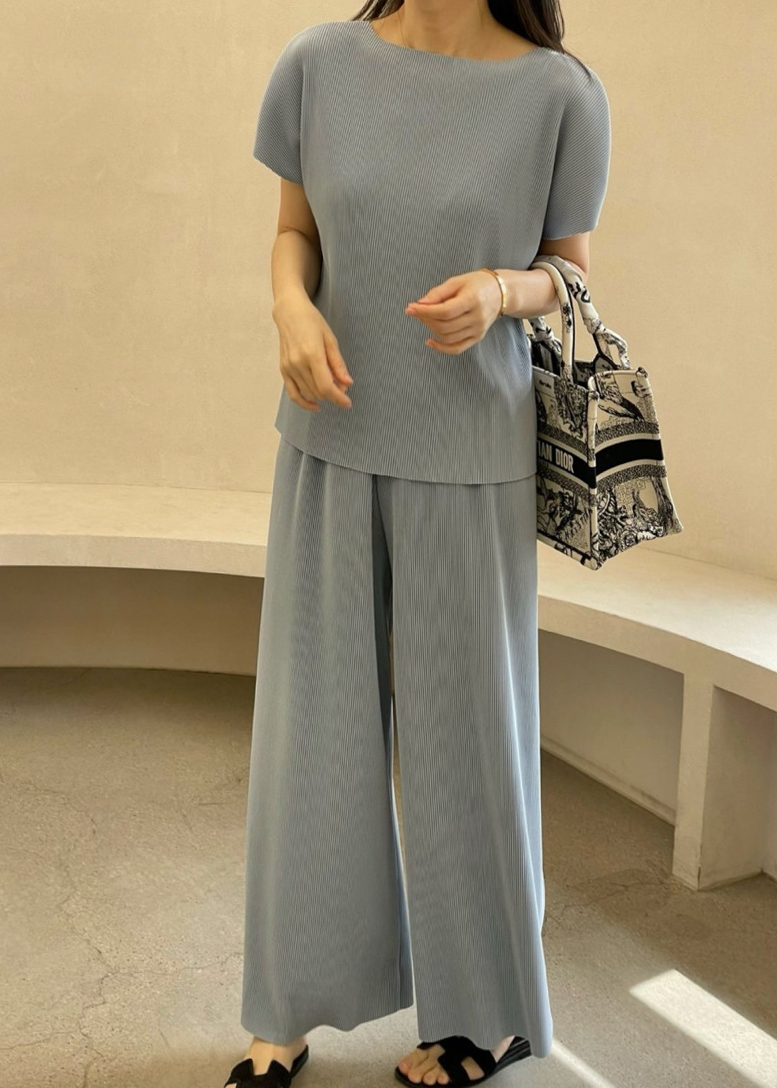 Pleated wide pants