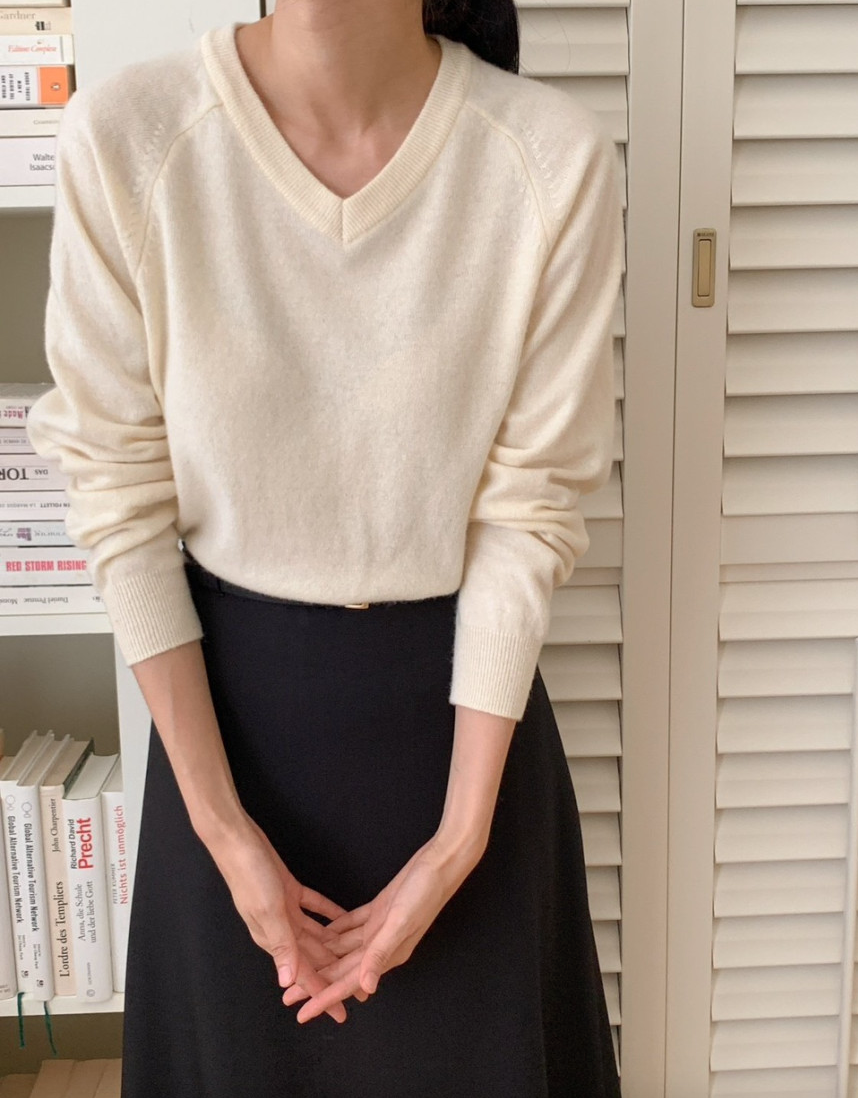 (F/W) Cashmere blend V neck sweater