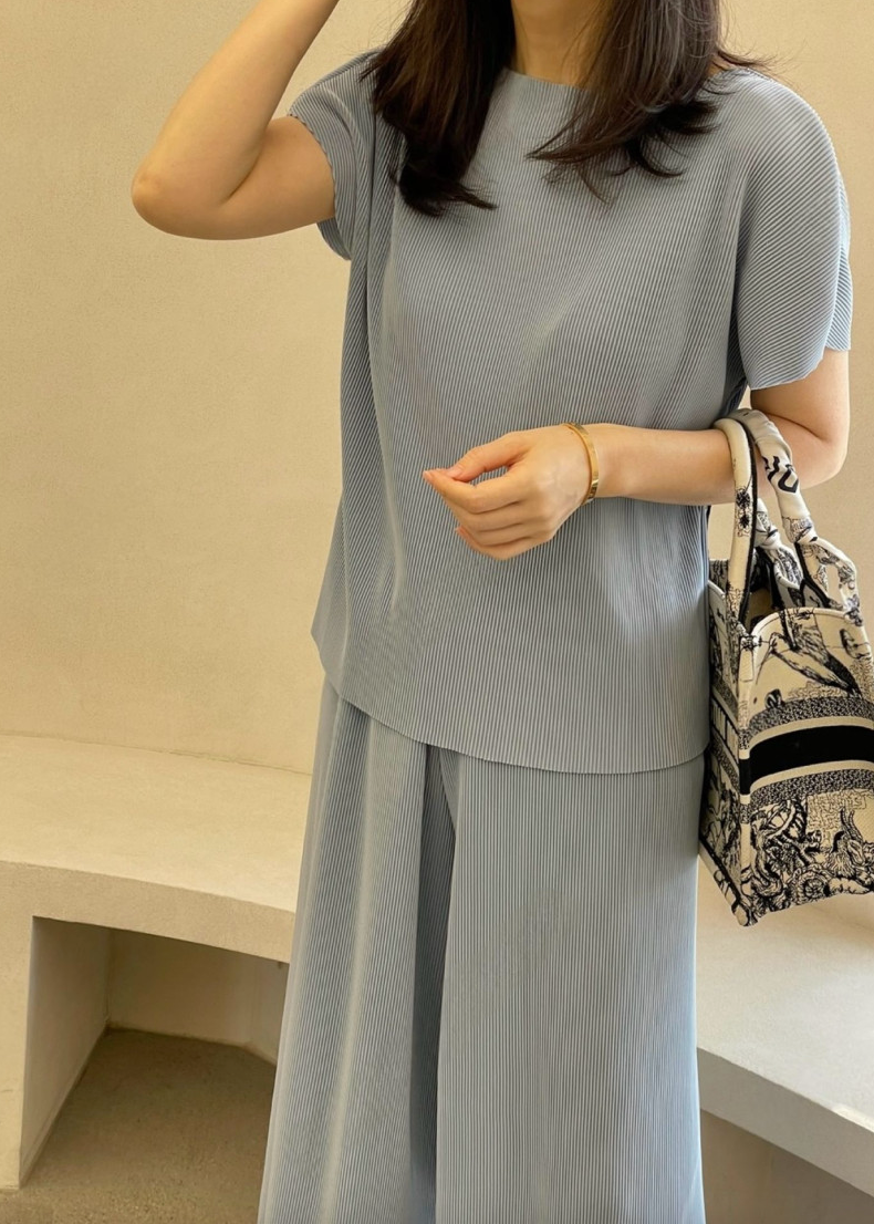 Pleated wide pants