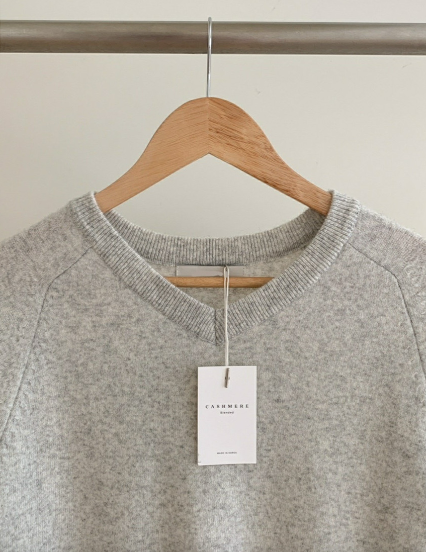 (F/W) Cashmere blend V neck sweater
