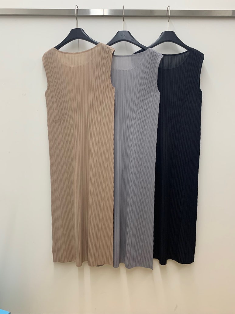 Pleated sleeveless dress
