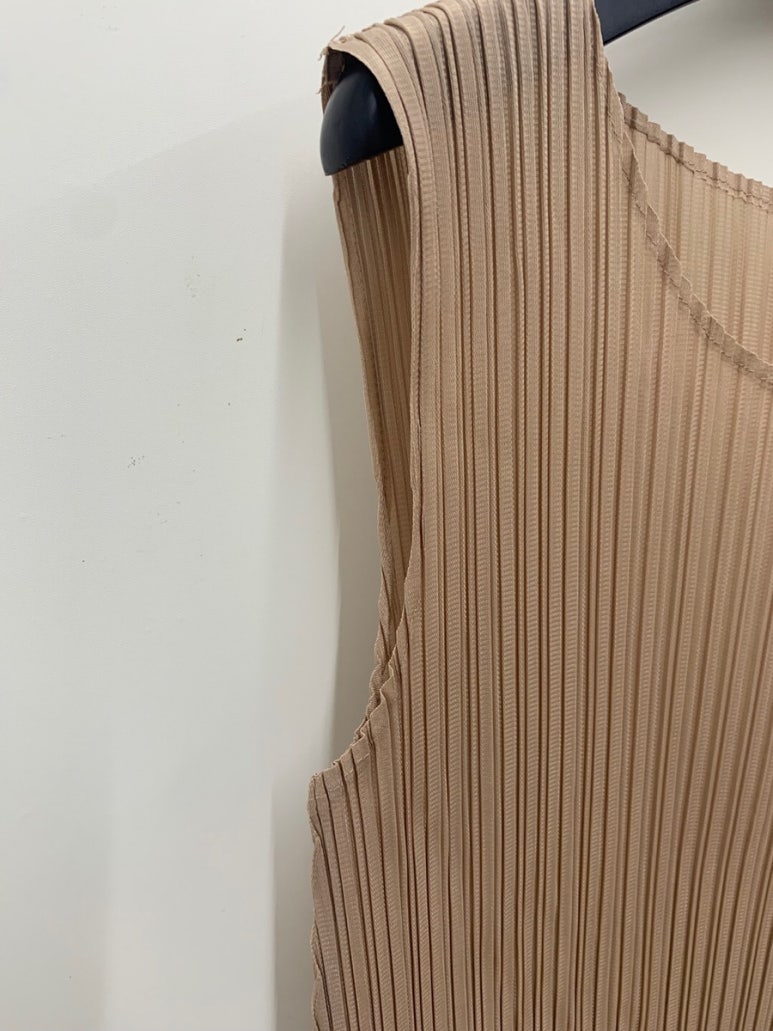 Pleated sleeveless dress