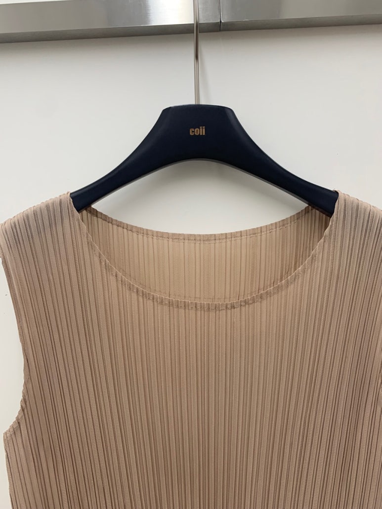 Pleated sleeveless dress