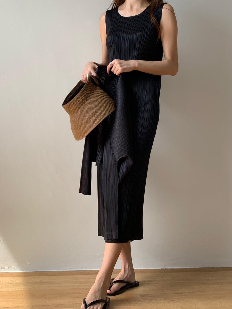 Pleated sleeveless dress