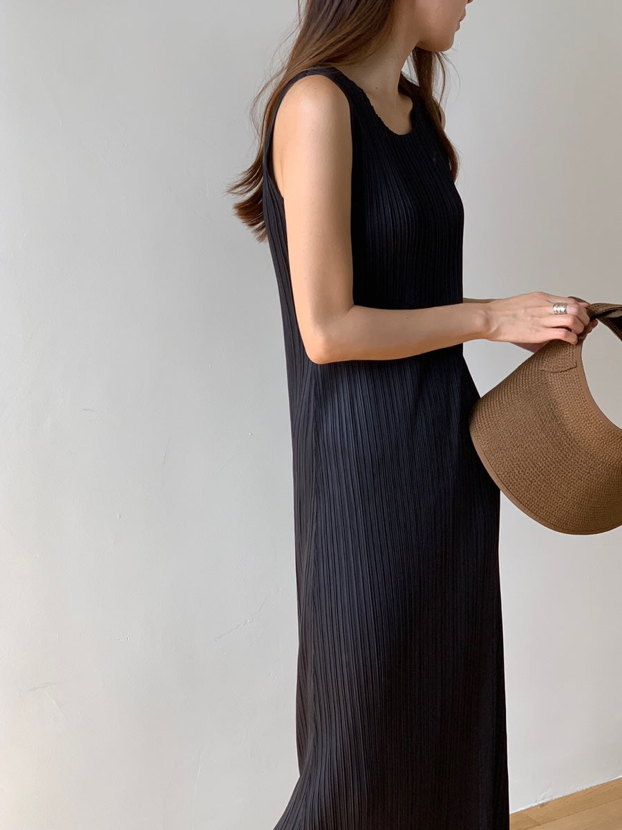 Pleated sleeveless dress