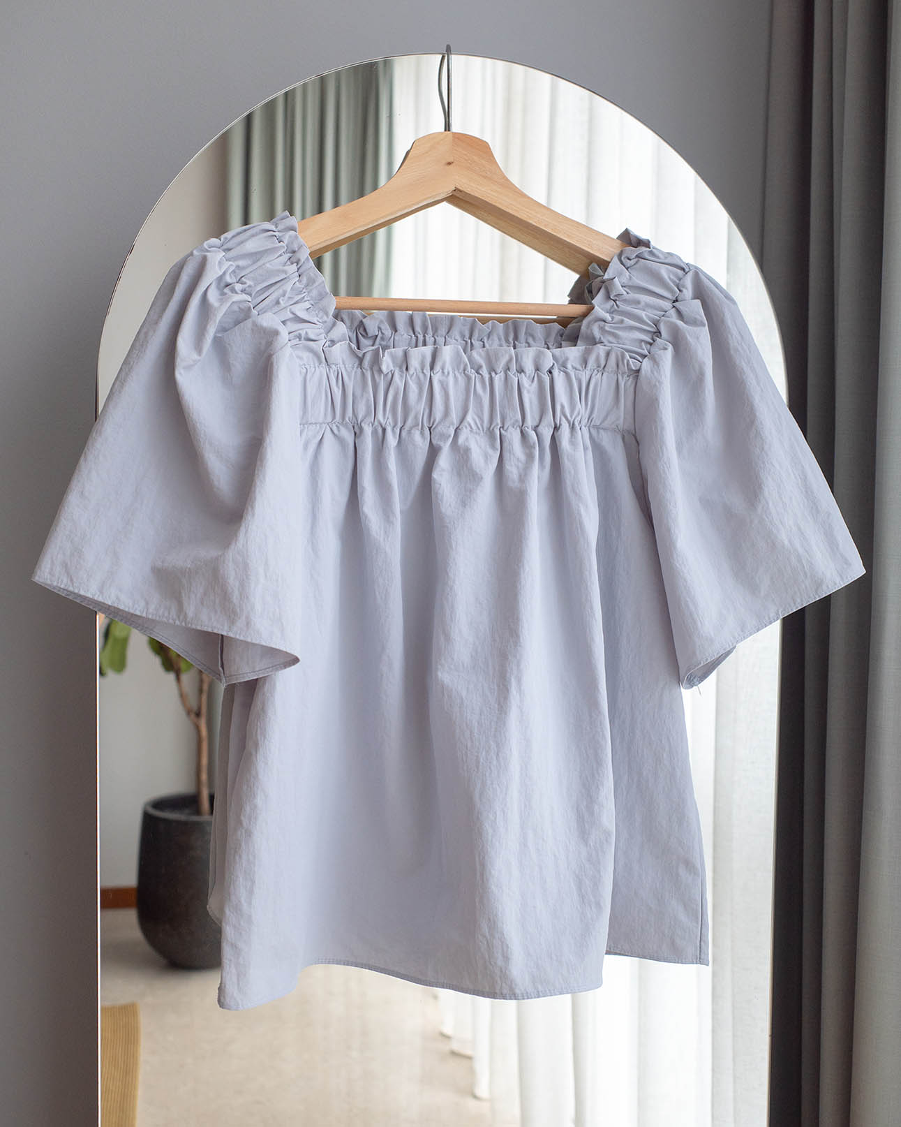 Shirring square blouse