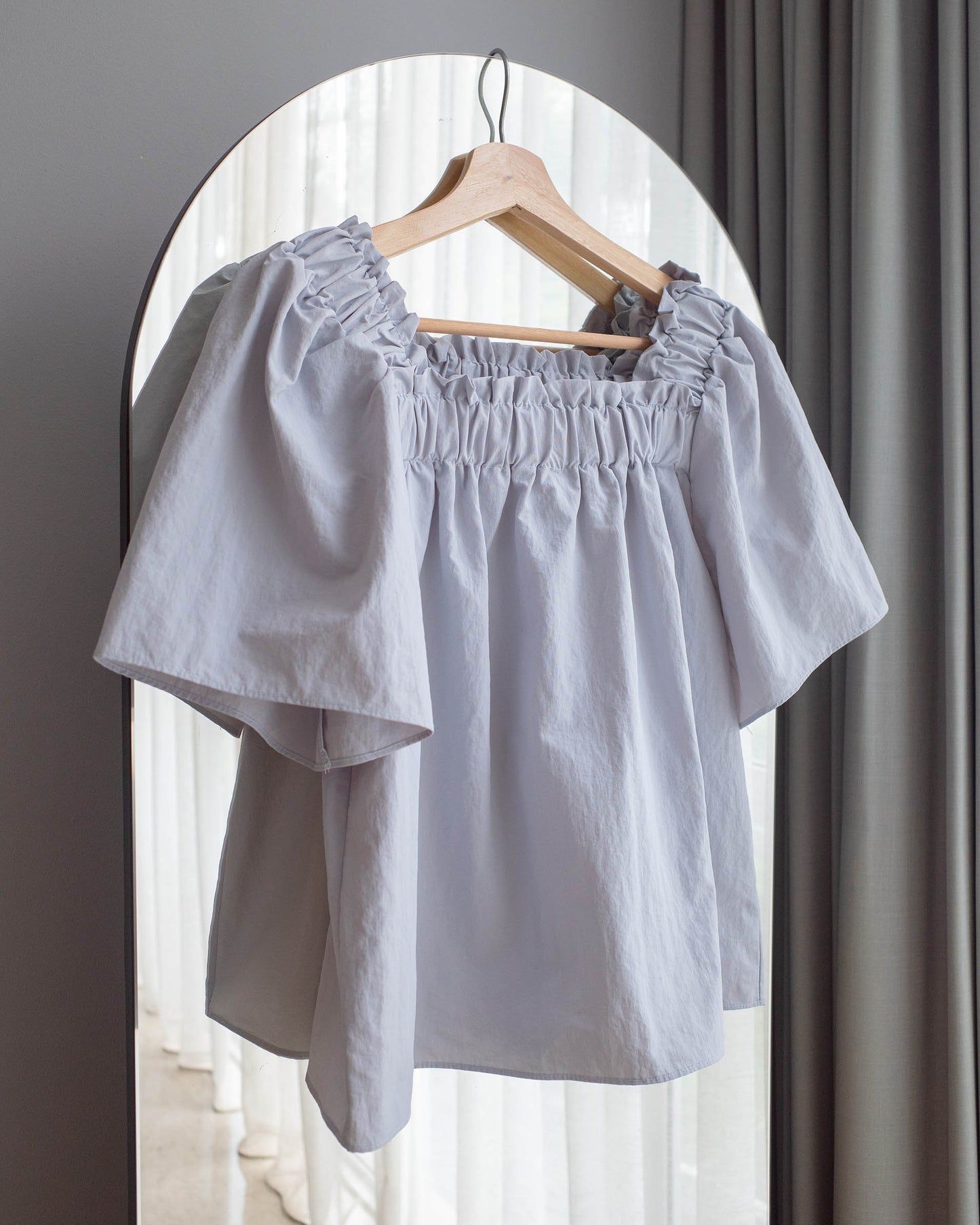 Shirring square blouse