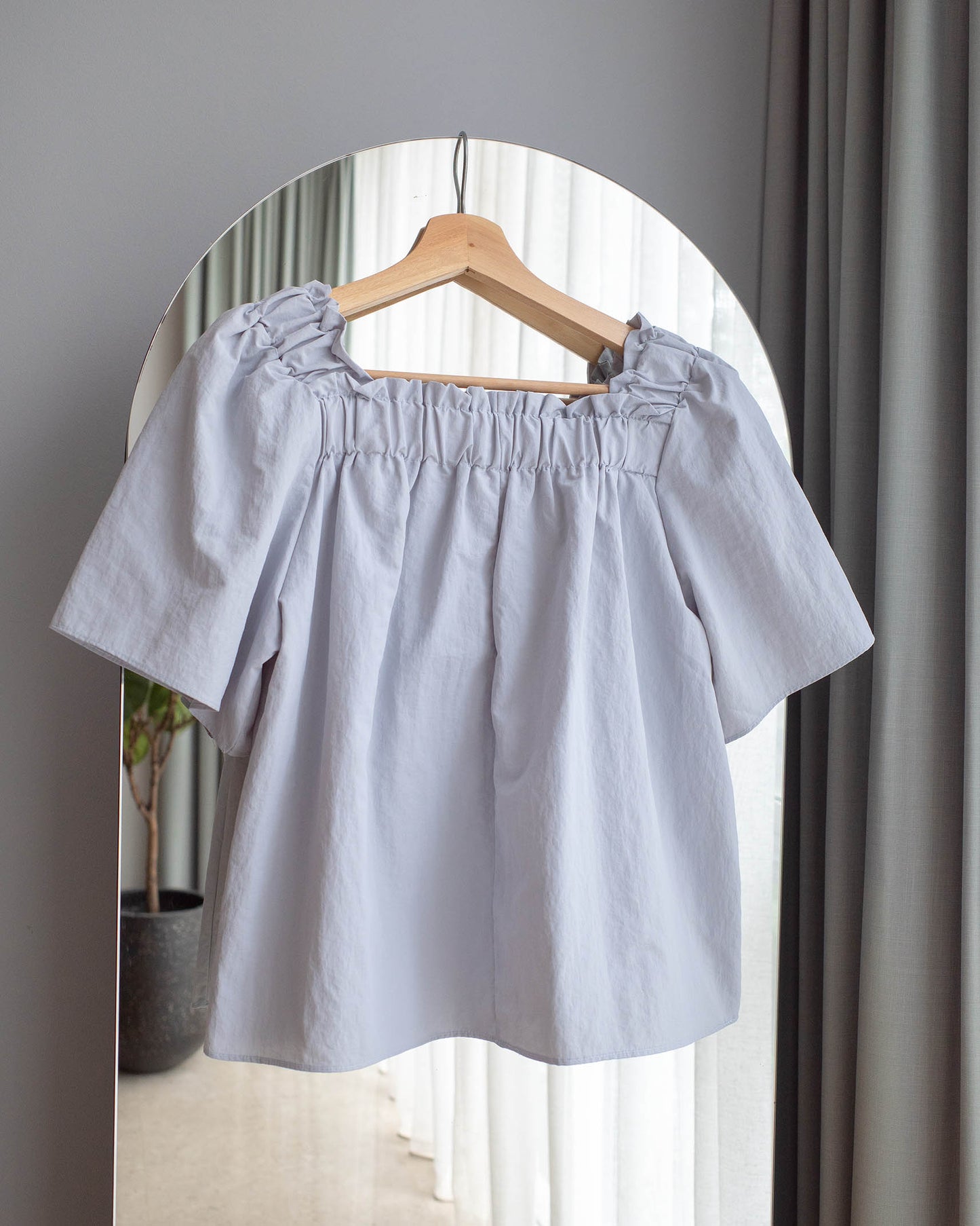 Shirring square blouse