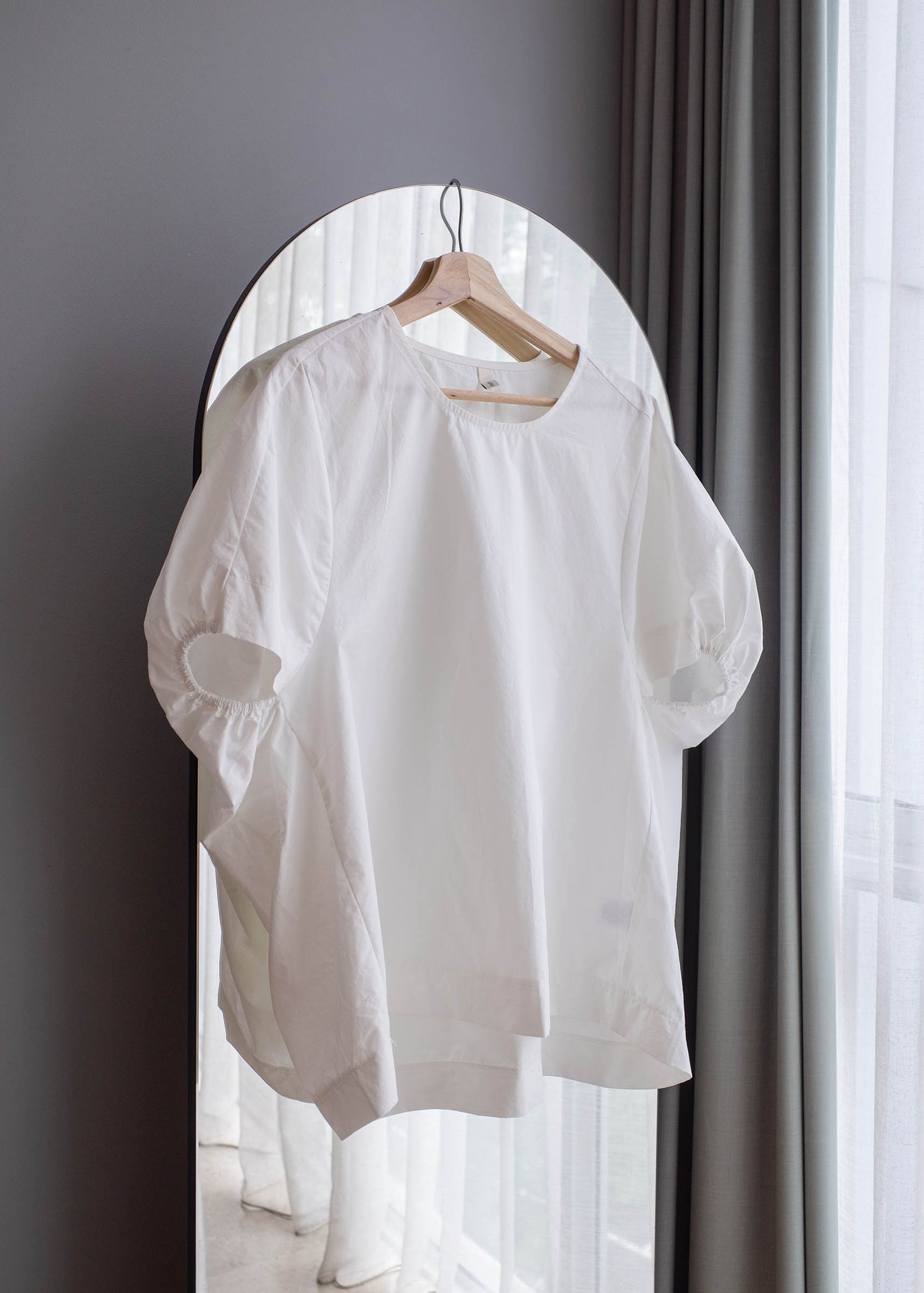 Over-fit balloon blouse