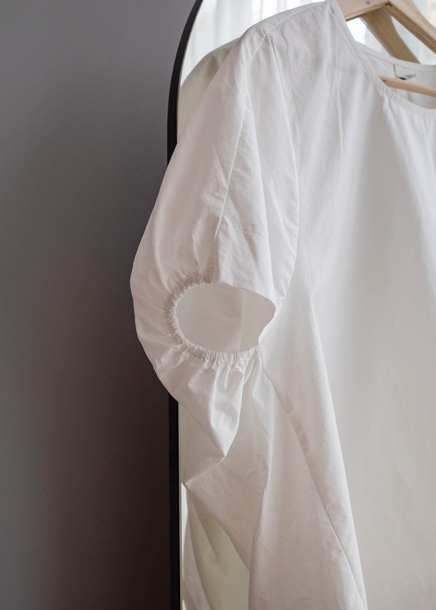Over-fit balloon blouse