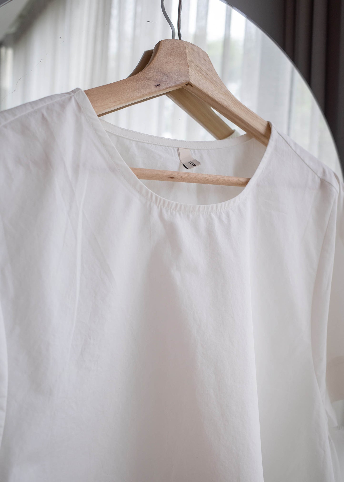 Over-fit balloon blouse