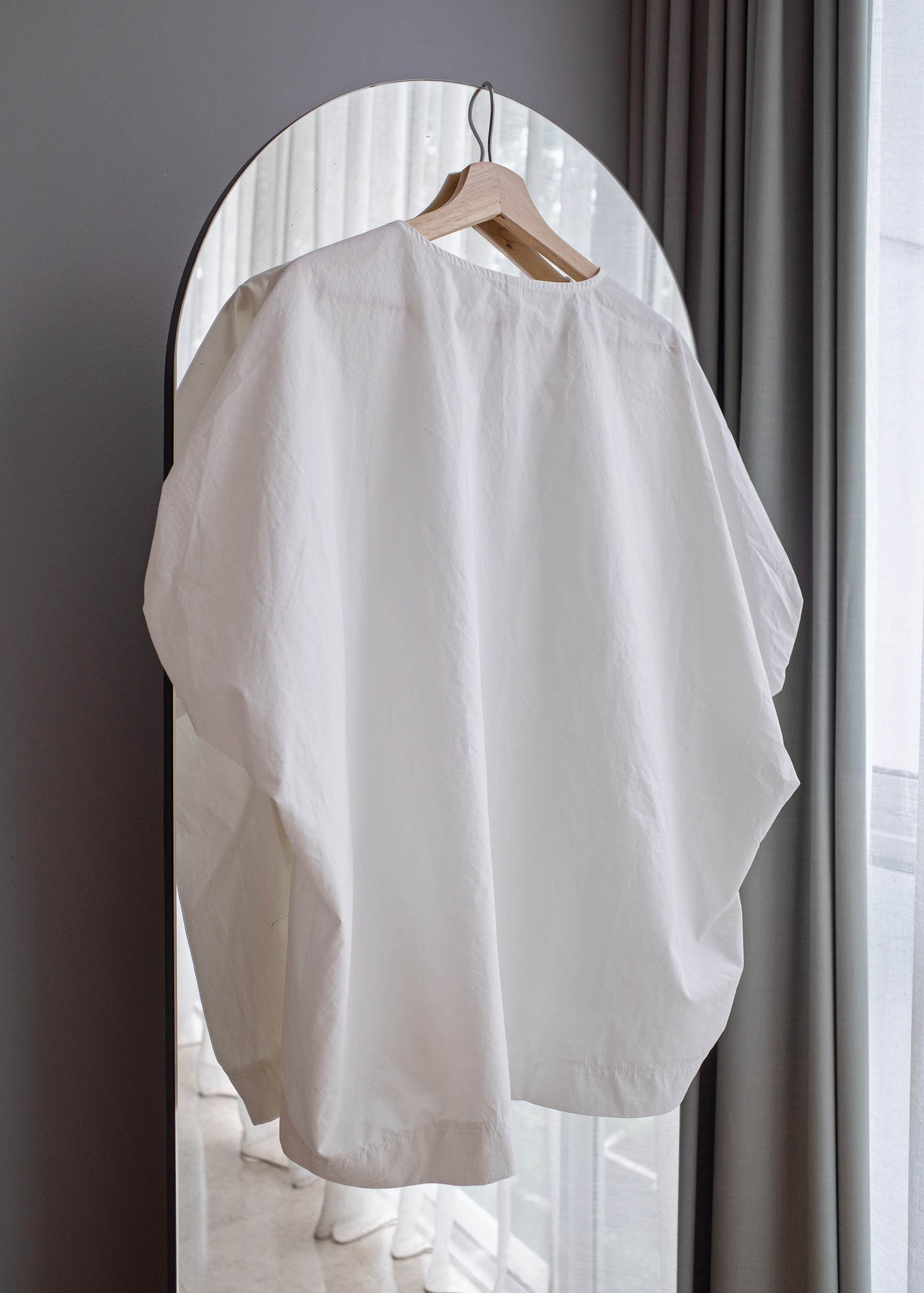 Over-fit balloon blouse
