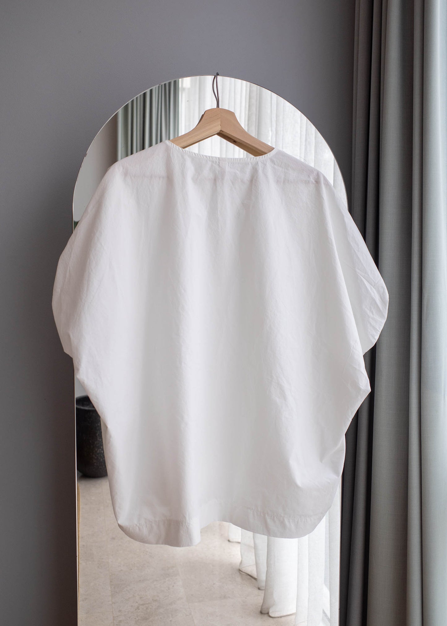 Over-fit balloon blouse