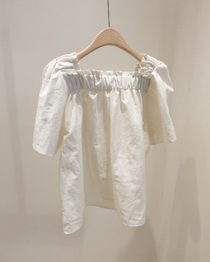 Shirring square blouse