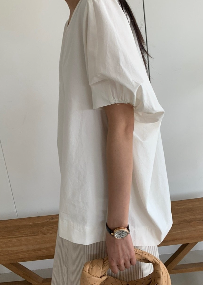 Over-fit balloon blouse