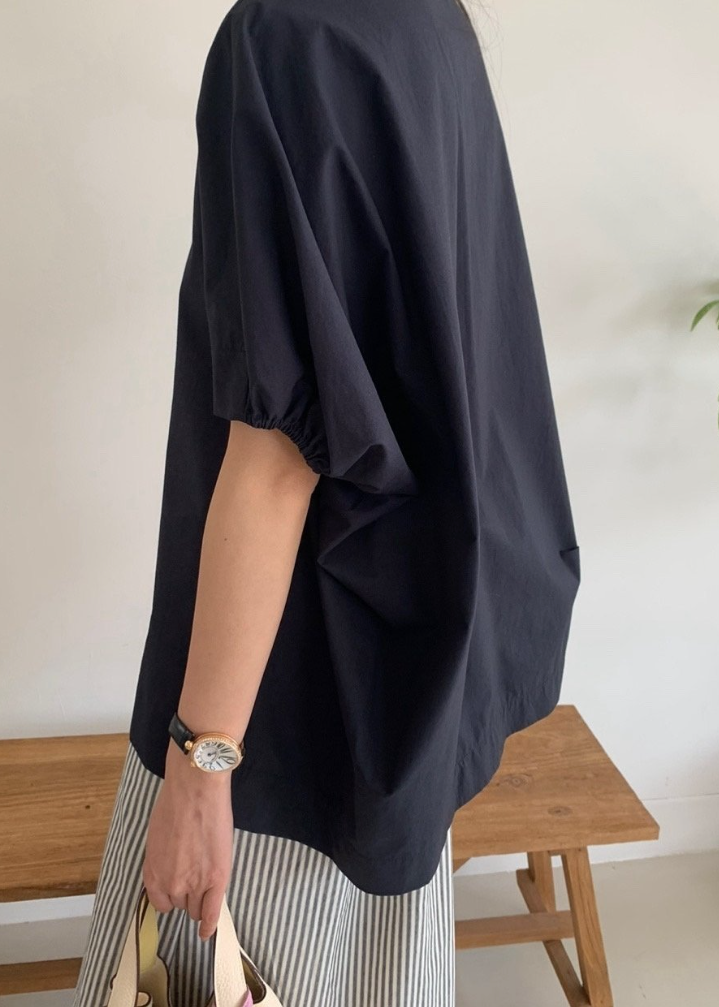 Over-fit balloon blouse