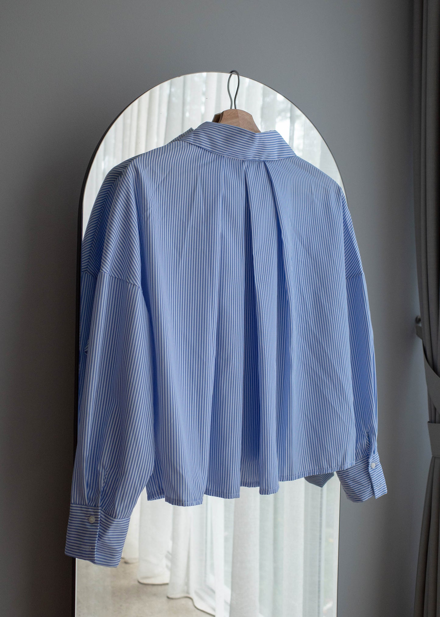 Back pleated shirt
