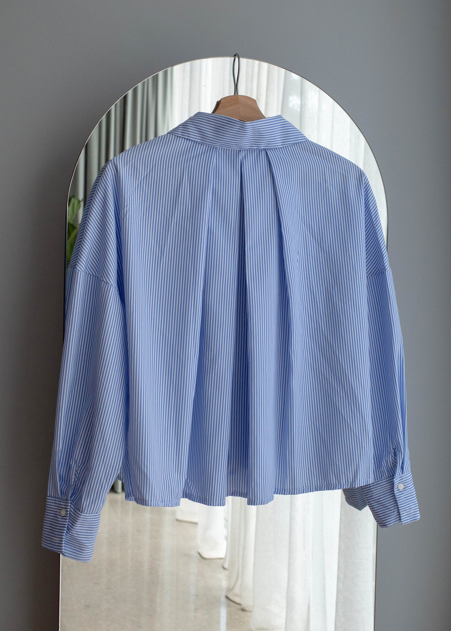 Back pleated shirt