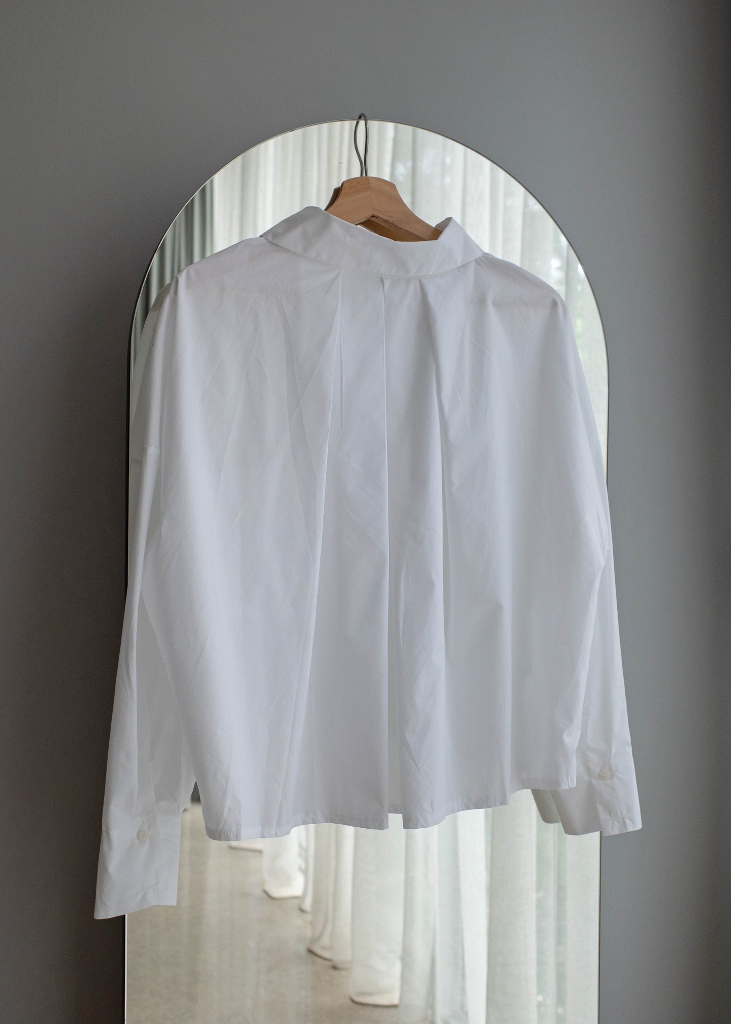Back pleated shirt