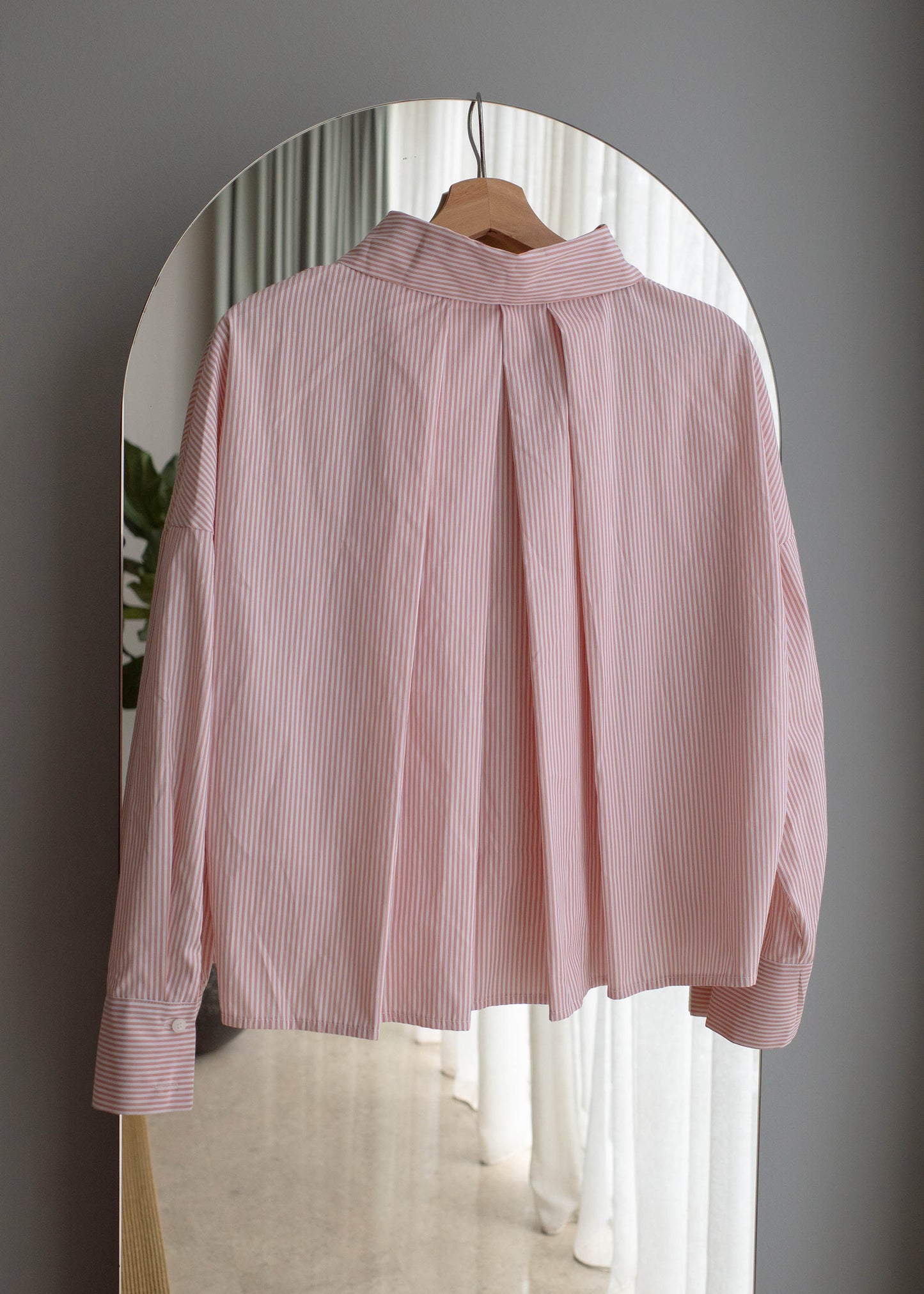 Back pleated shirt