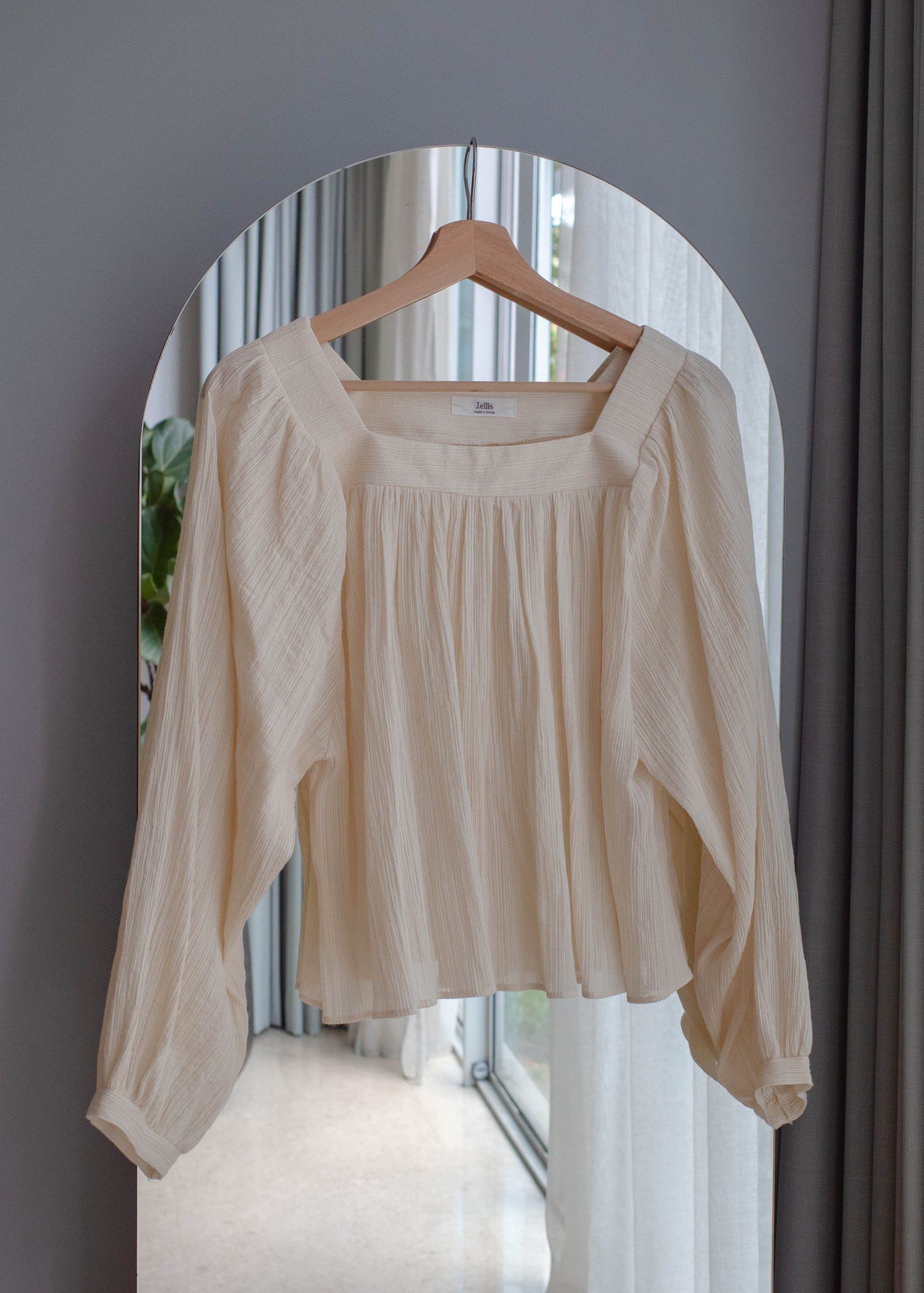 Balloon square neck blouse