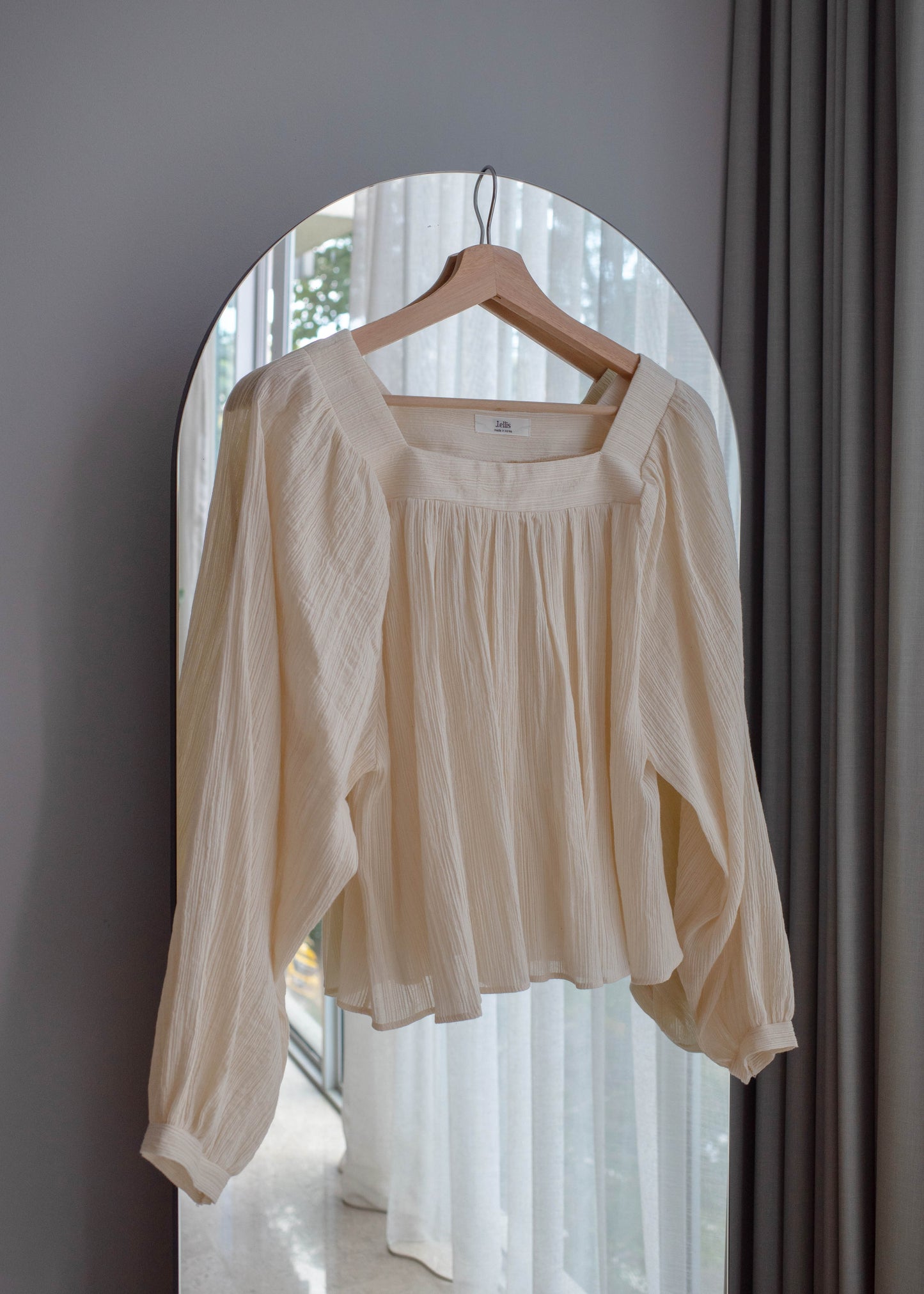 Balloon square neck blouse