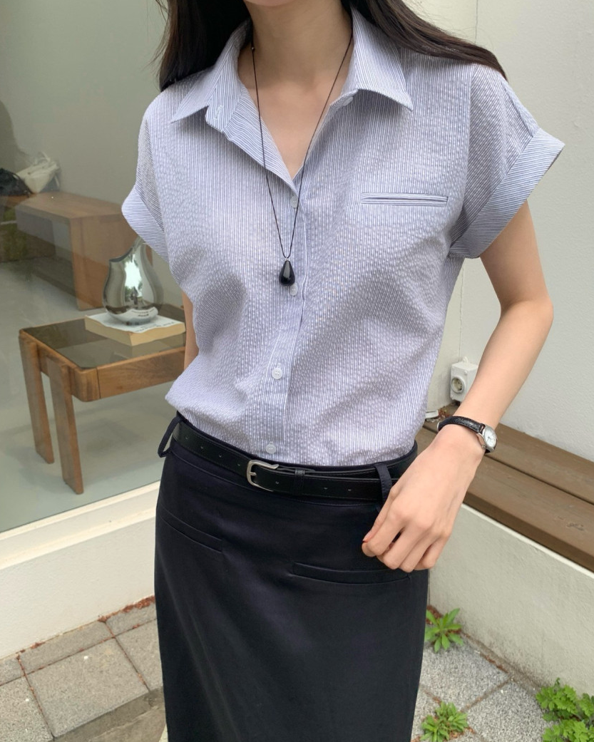 Rolled-up cap sleeves shirt