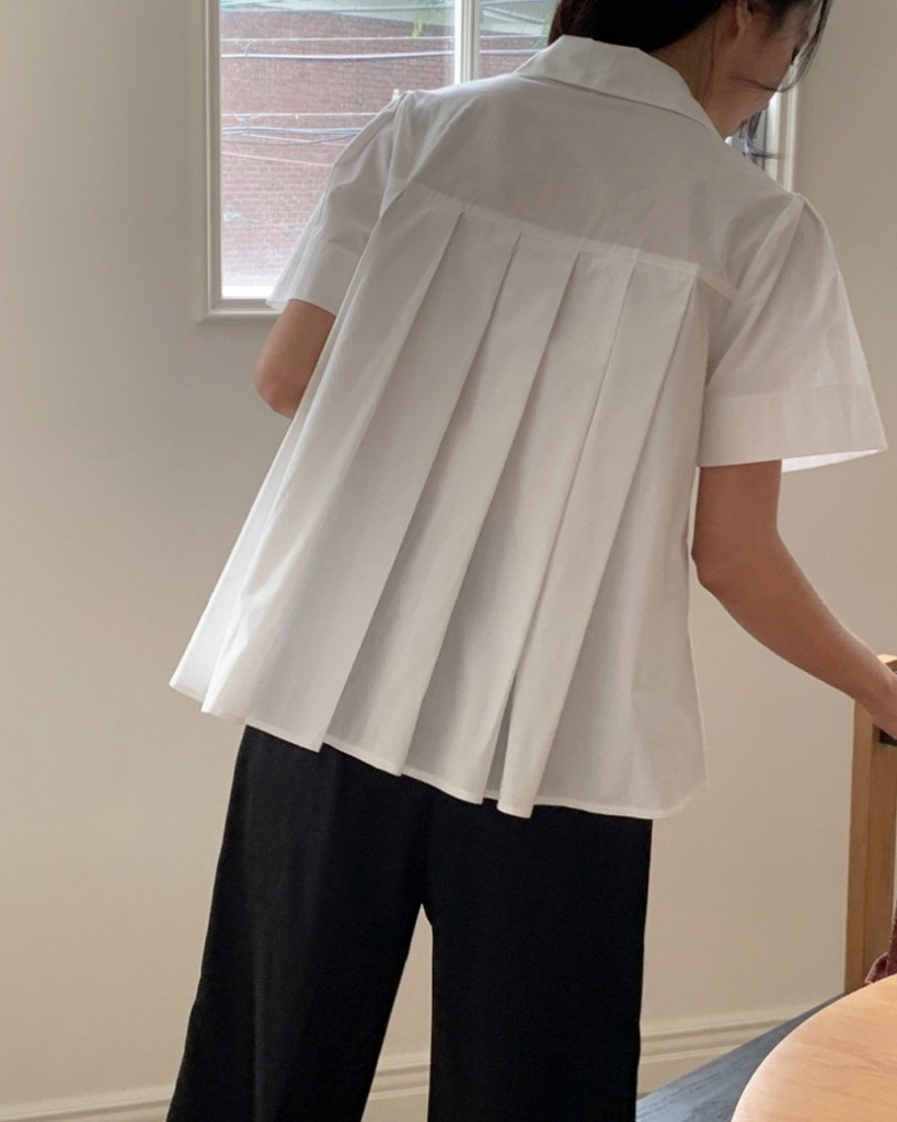 Back pleats shirt
