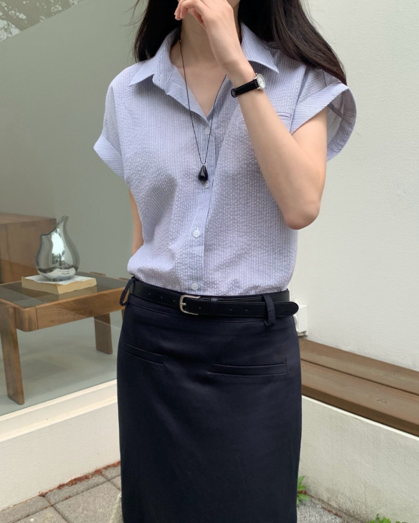 Rolled-up cap sleeves shirt