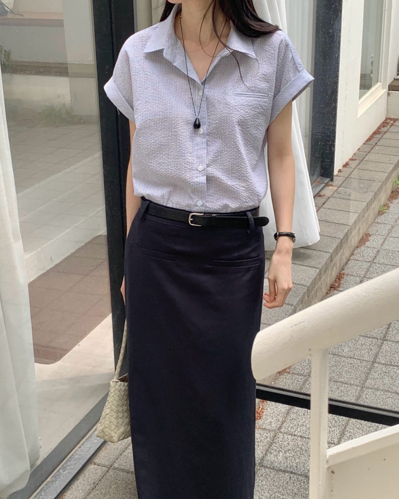 Rolled-up cap sleeves shirt