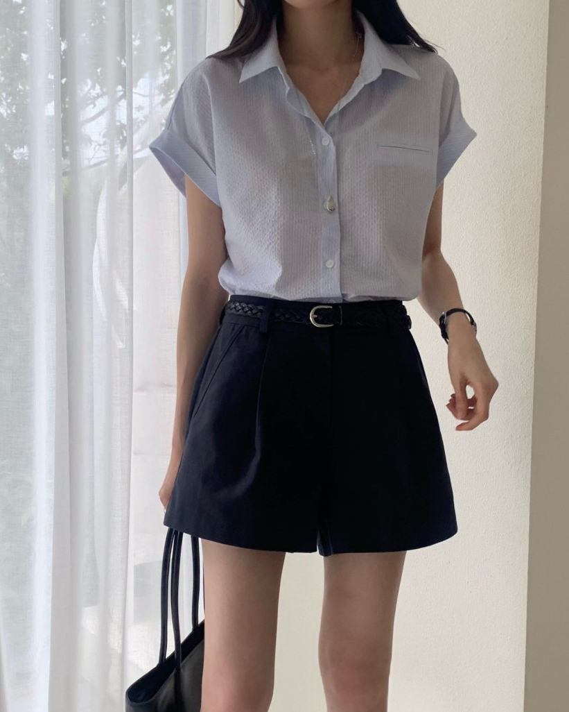 Rolled-up cap sleeves shirt