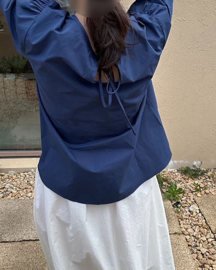 Puff sleeves blouse
