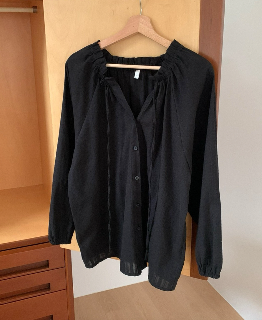 Ribbon tie shirring blouse