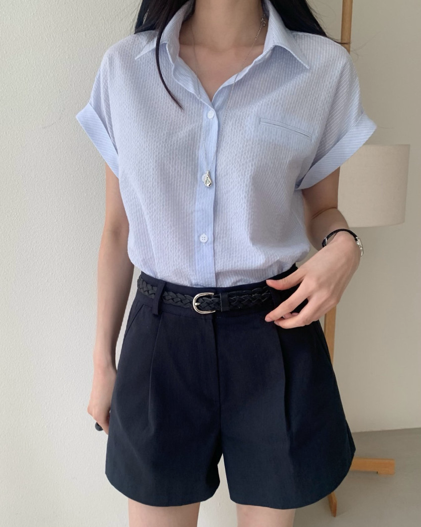 Rolled-up cap sleeves shirt