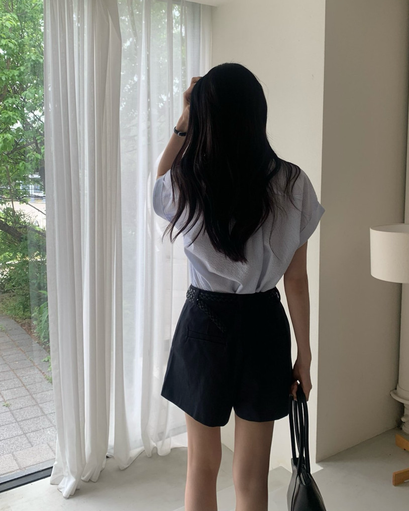 Rolled-up cap sleeves shirt