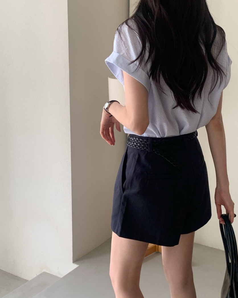 Rolled-up cap sleeves shirt
