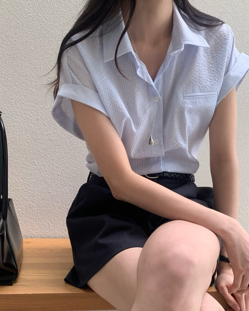 Rolled-up cap sleeves shirt
