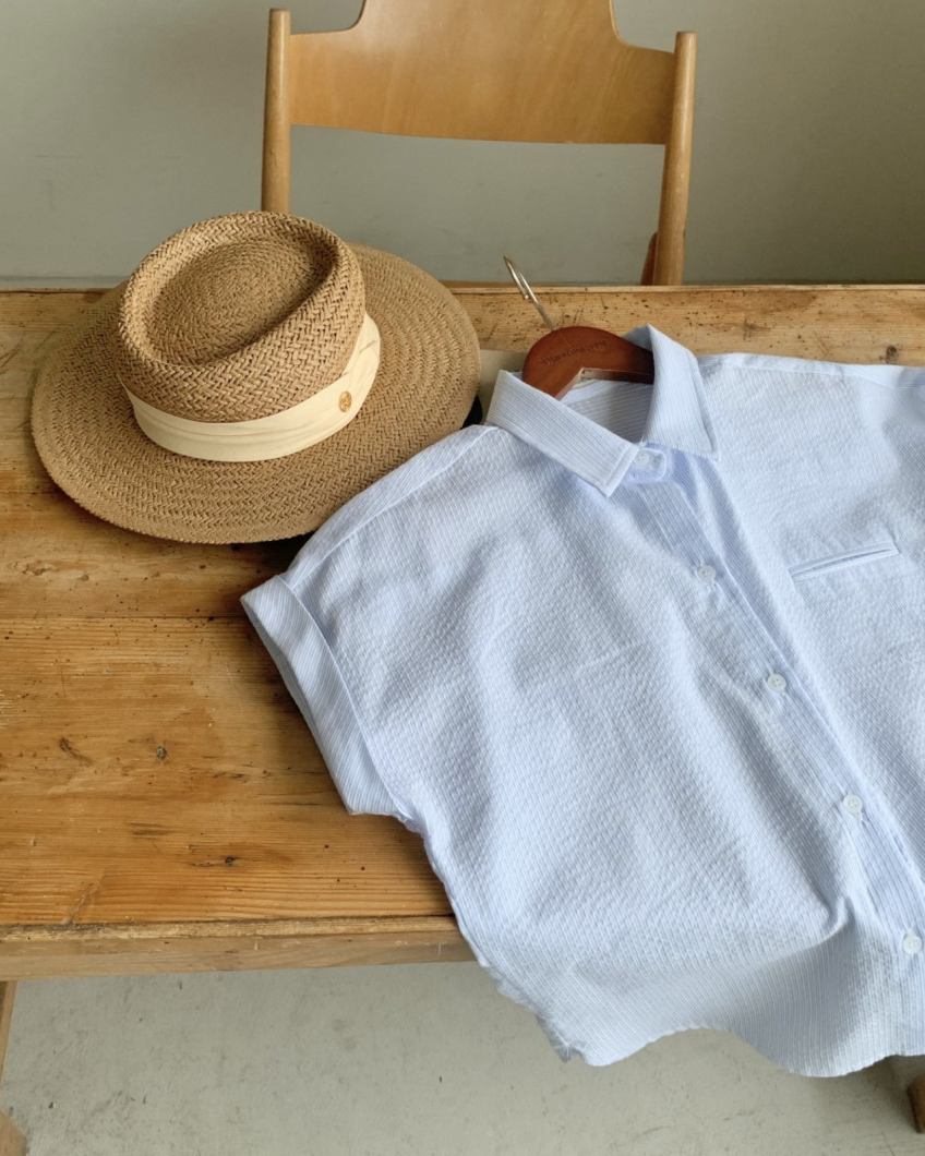 Rolled-up cap sleeves shirt