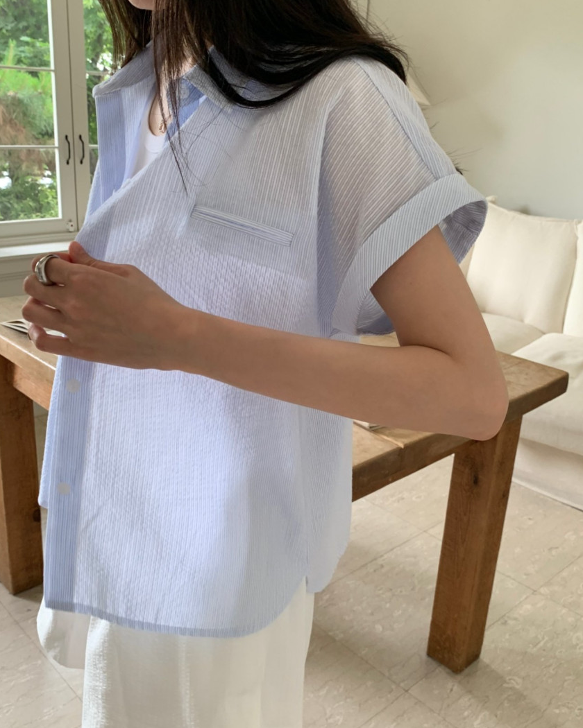 Rolled-up cap sleeves shirt