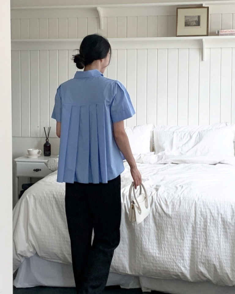 Back pleats shirt