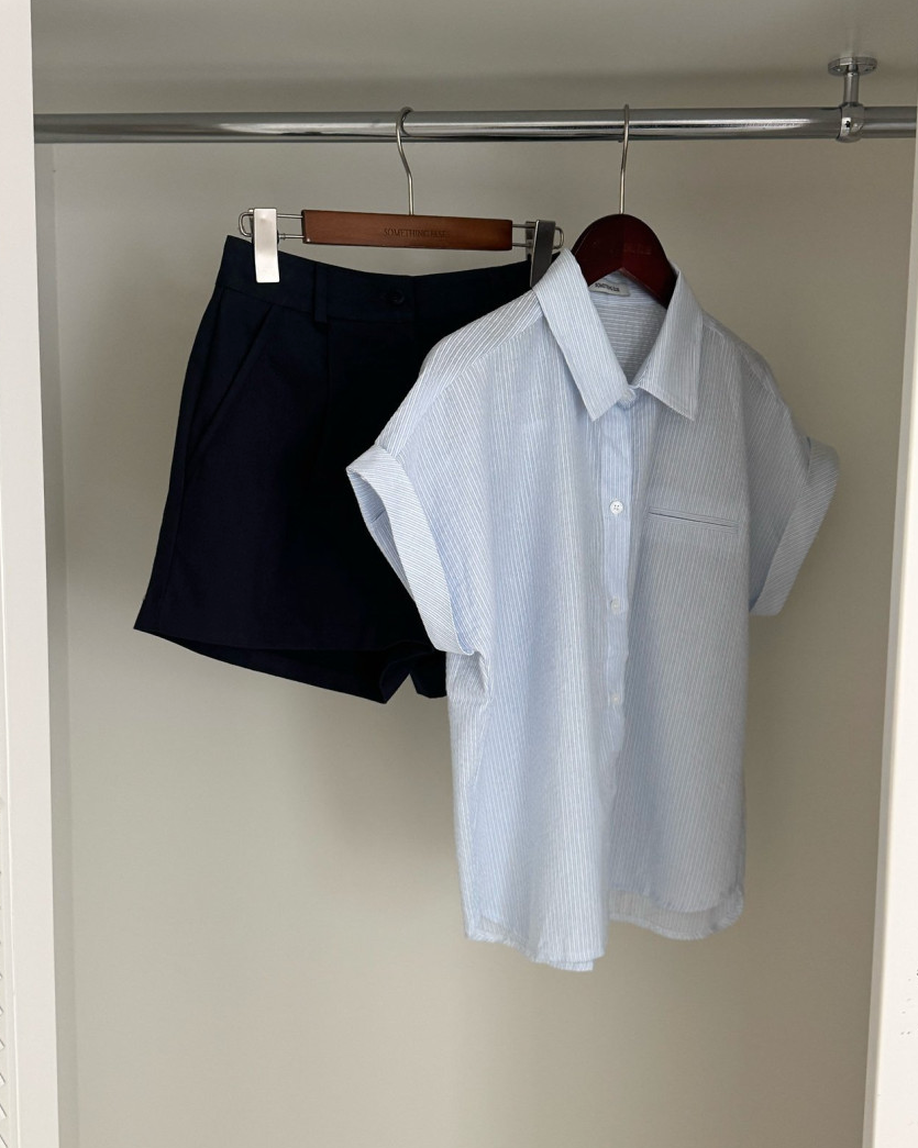 Rolled-up cap sleeves shirt