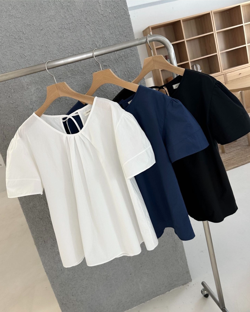 Puff sleeves blouse