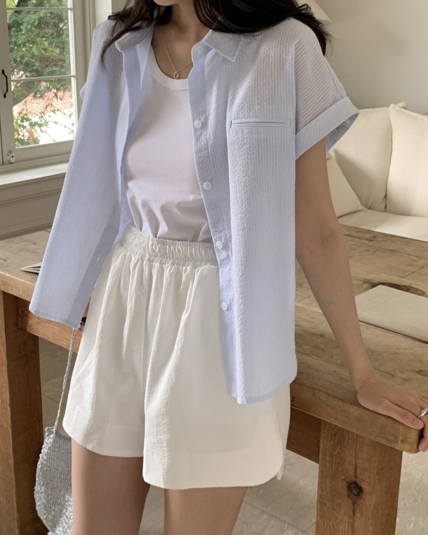 Rolled-up cap sleeves shirt