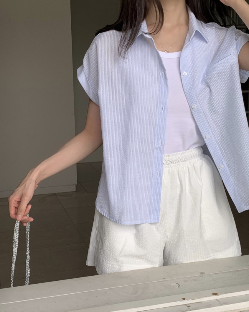 Rolled-up cap sleeves shirt
