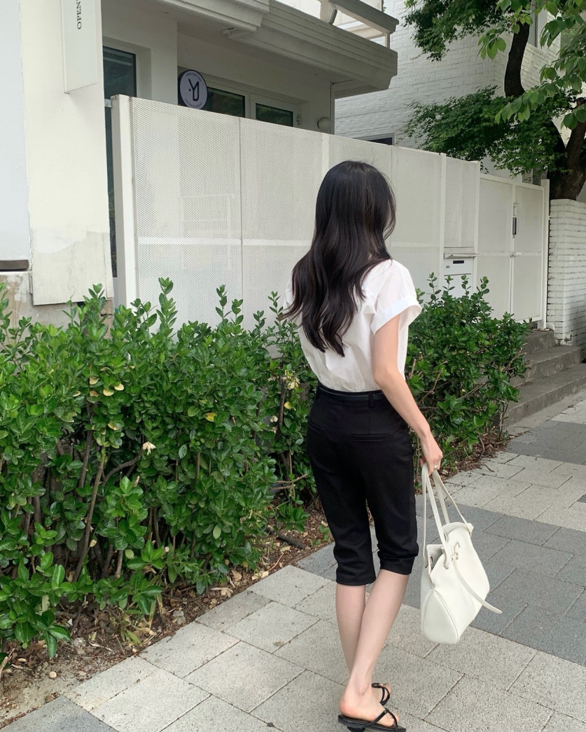 Rolled-up cap sleeves shirt