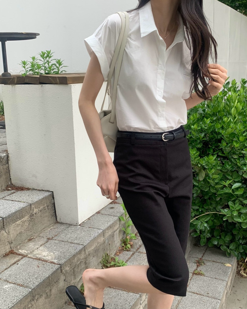 Rolled-up cap sleeves shirt