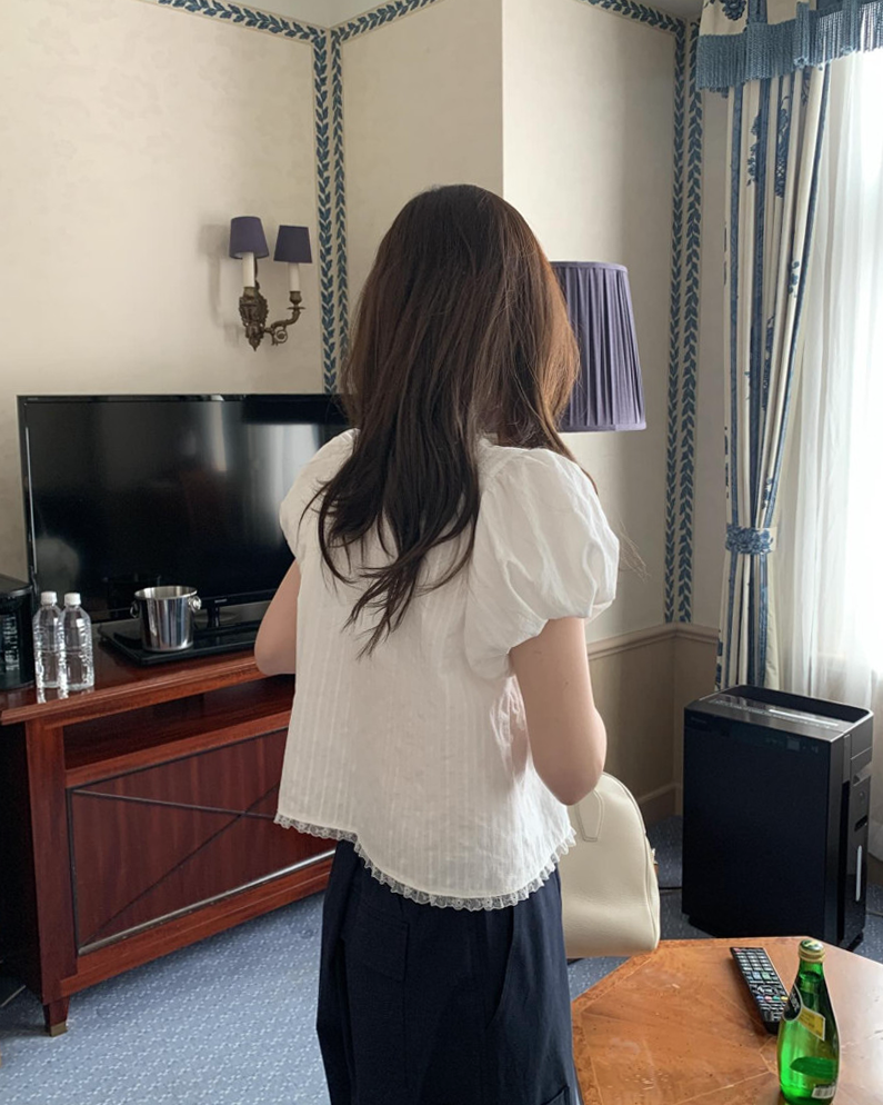 Romantic puff sleeves blouse