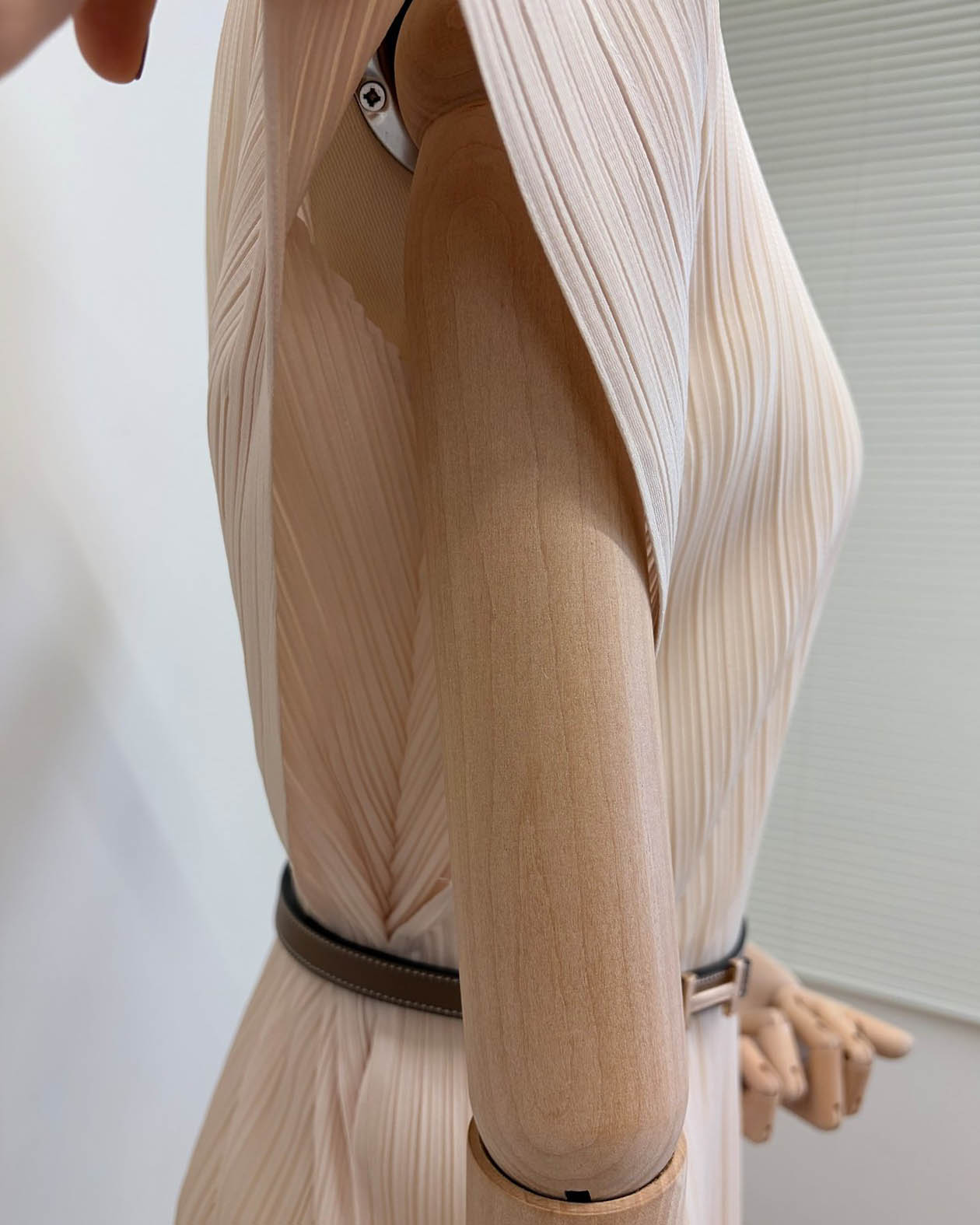 Pleats wing sleeves dress