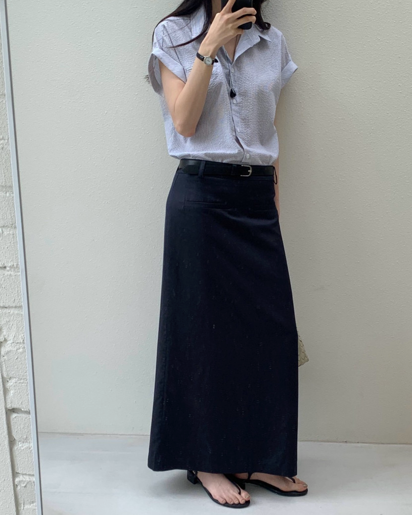 Rolled-up cap sleeves shirt