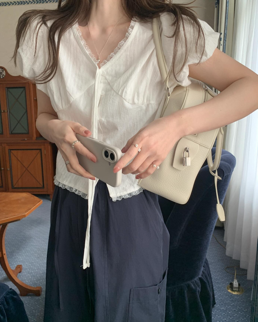 Romantic puff sleeves blouse